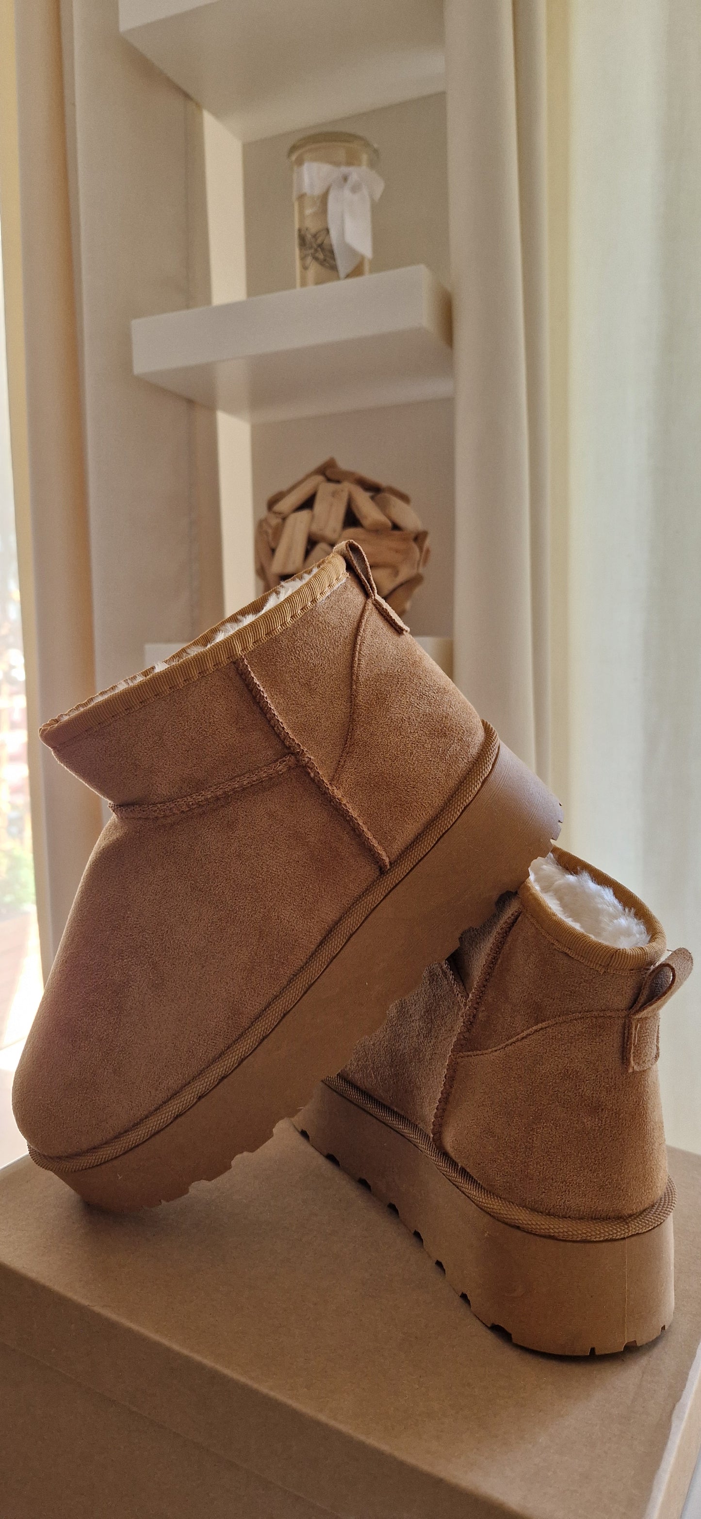 Bottines coloris camel pour femme, style UGG? Fourrure intérieur chaud, idéales pour garder les pied bien au chaud et confortables pour l 'hiver