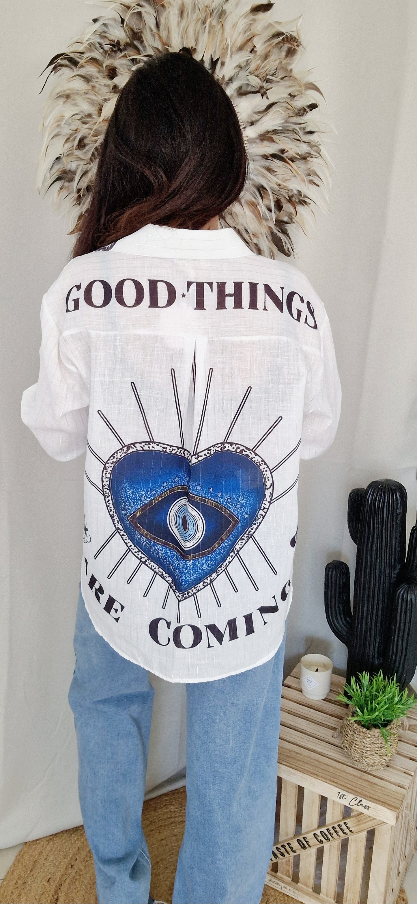 Chemise good think vu de dos, motifs bleu électrique oeil dans un coeur spirituels