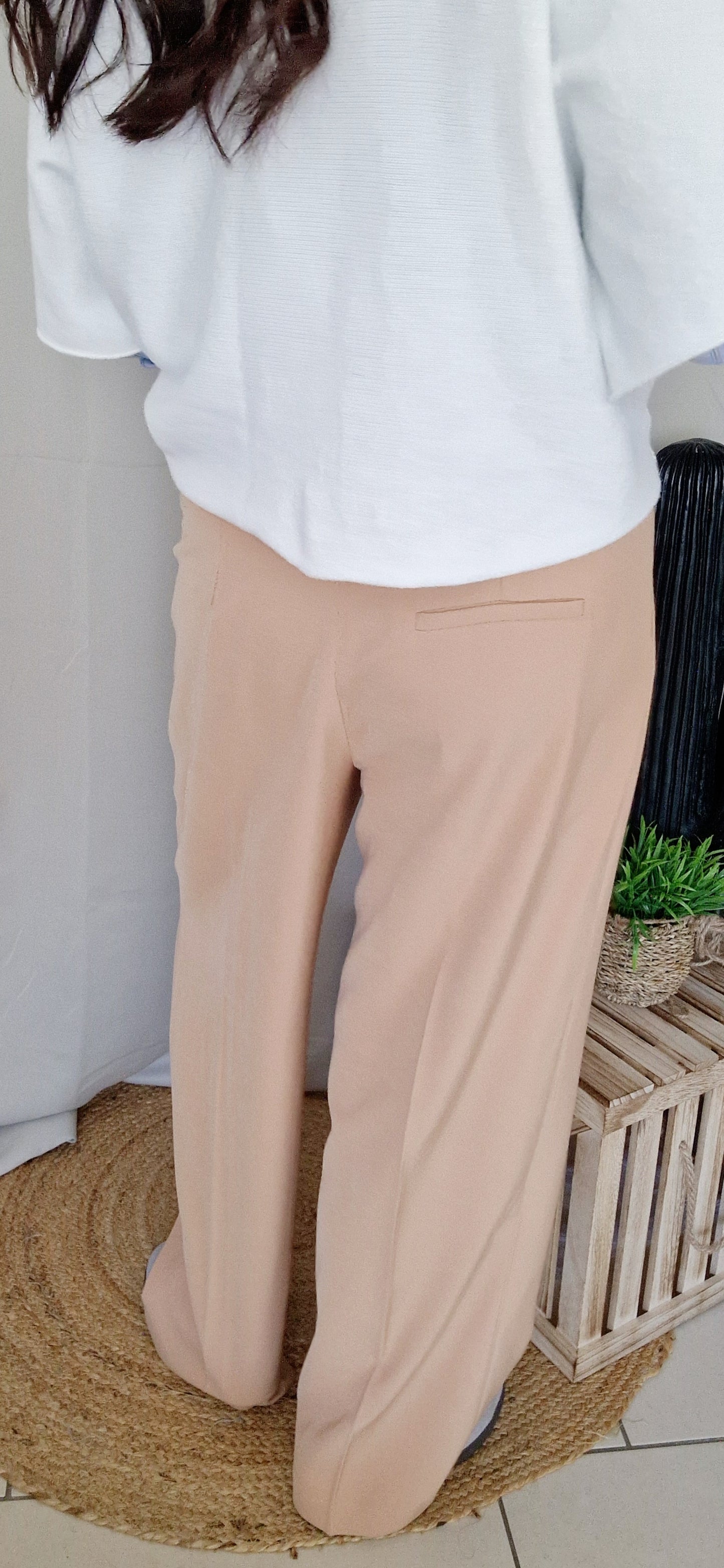 Pantalon ANAE camel porté, vue de dos avec sa poche fictive coté droit