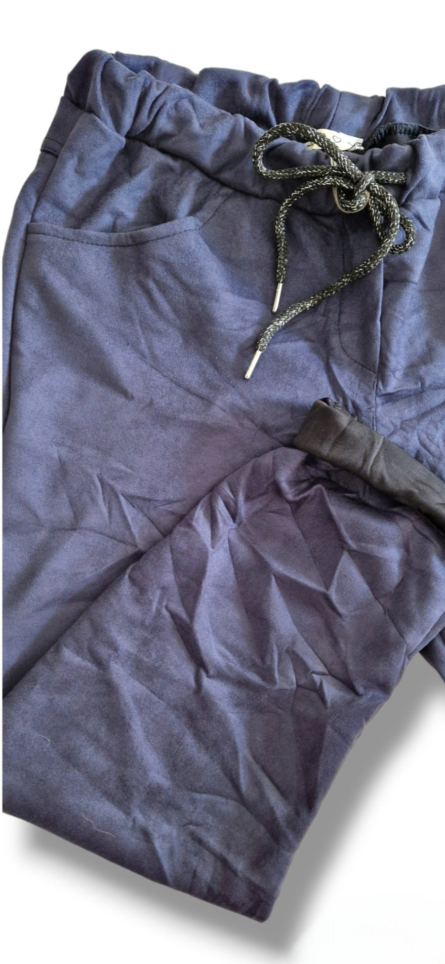 Pantalon SUEDINE coloris marine, touché doux, effet froissé, ourlet satiné, taille elastiquée + cordon noir argenté taille 2 (44 au 50)