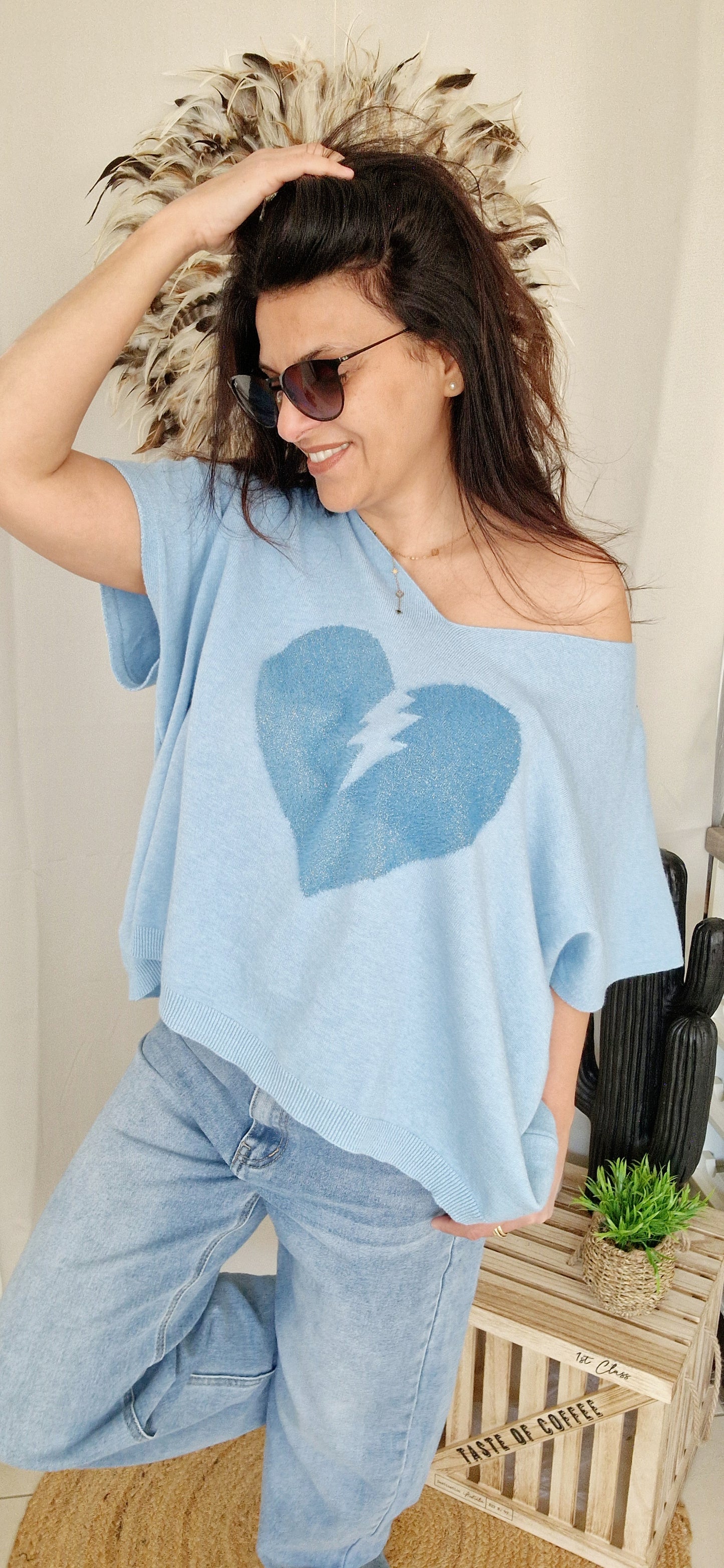 Pull col v et manche courtes, motif coeur brisé, coloris bleu