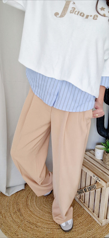 Pantalon ANAE camel à coupe droite avec poches, passant de ceinture, fermeture éclair et bouton, taille mi haute, en polyester et élasthanne , disponible en S/M/L