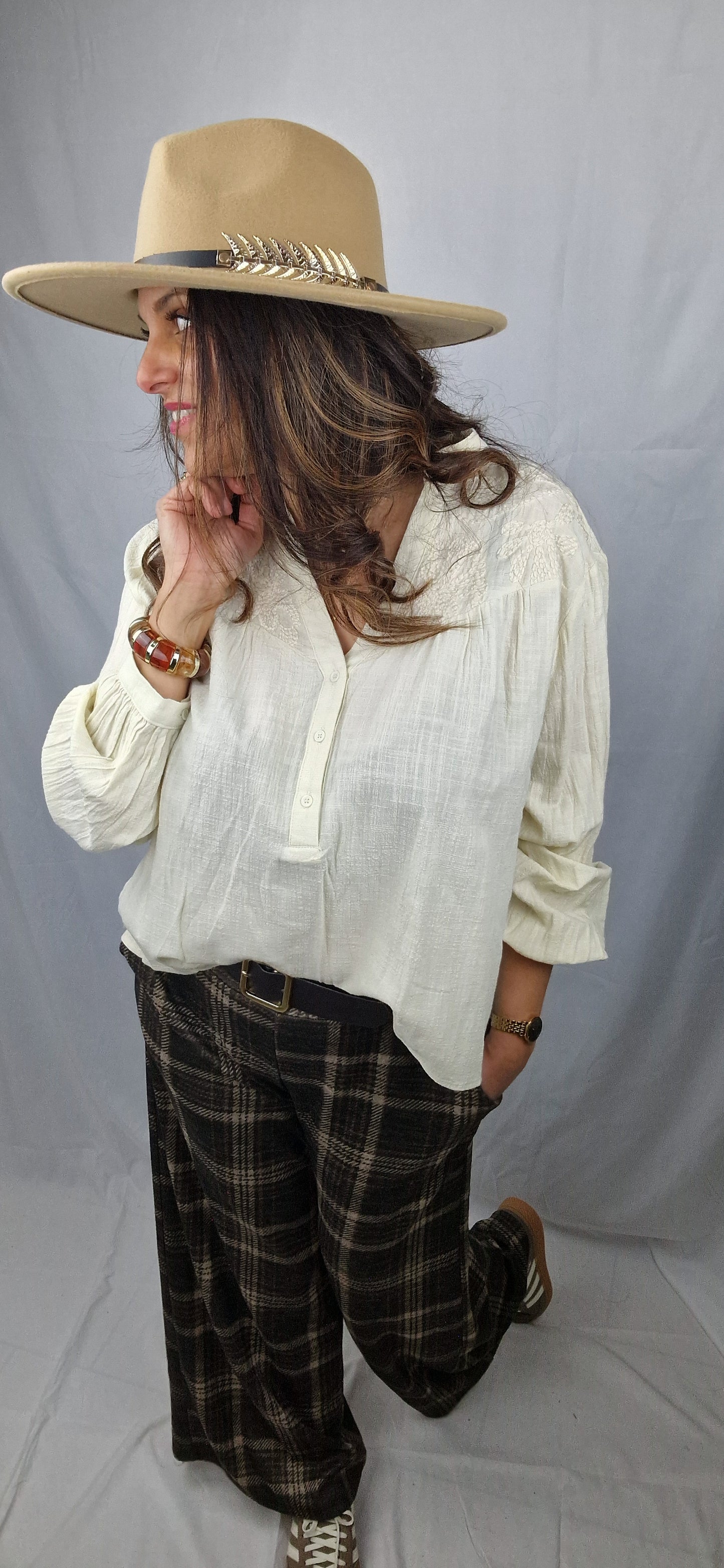 Blouse couleur crème avec broderies 