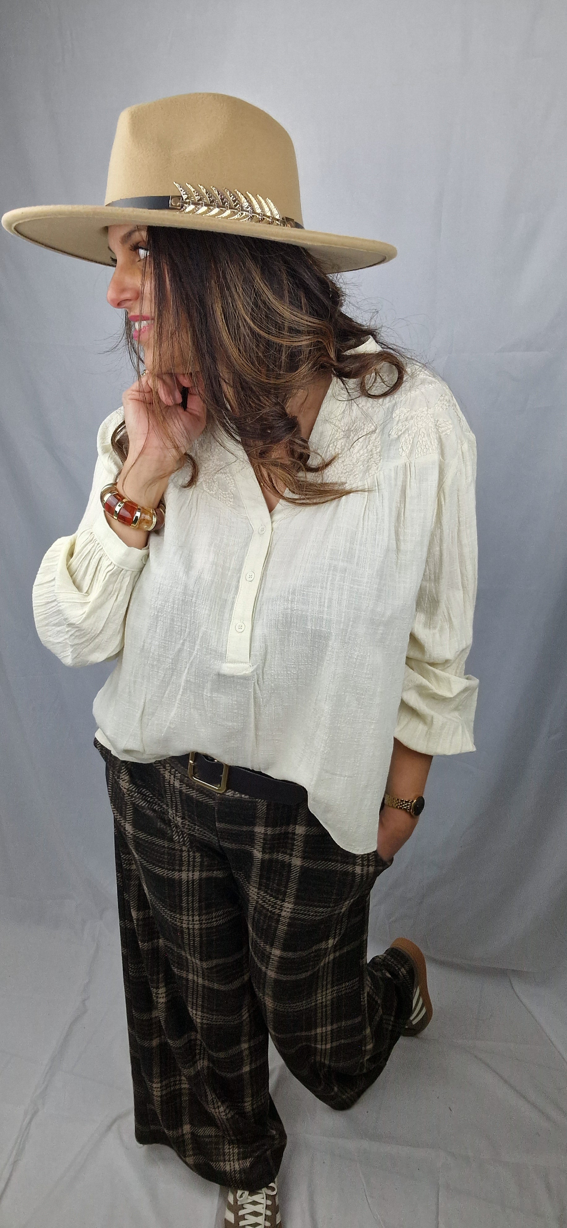 Blouse couleur crème avec broderies 