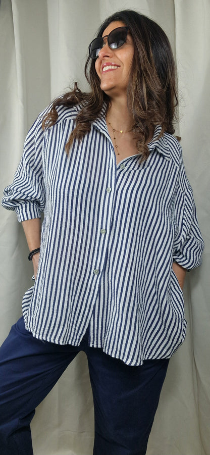 Chemise femme oversize coloris bleu marine, légère et confortable, motifs rayures 