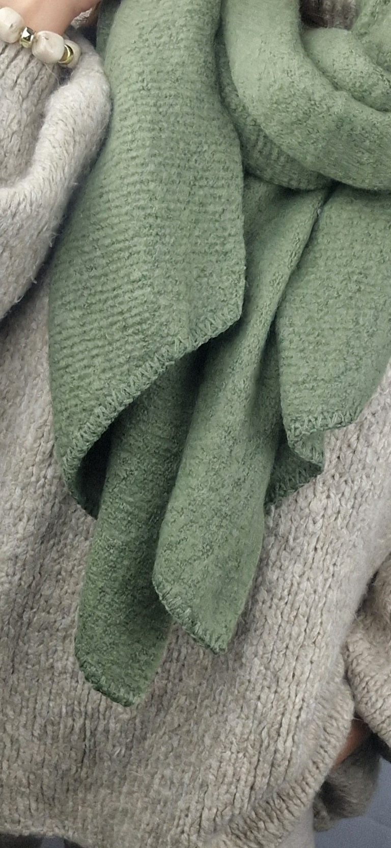 Echarpe asymétrique vert kaki laine et viscose 
