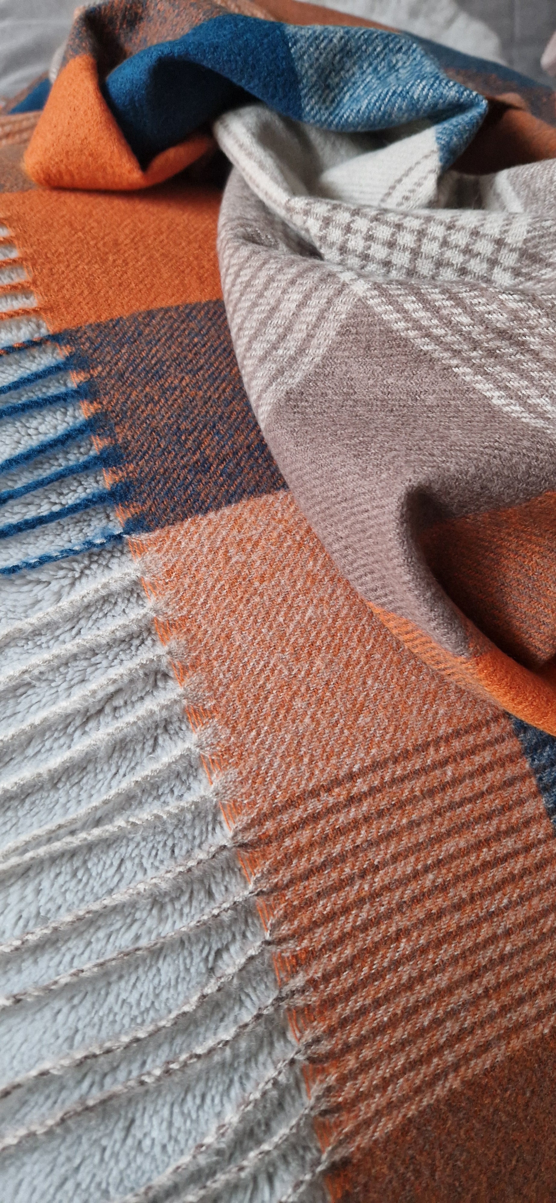 Écharpe a carreaux et à franges coloris ocre bleu canard pour femme touché doux laine et viscose 