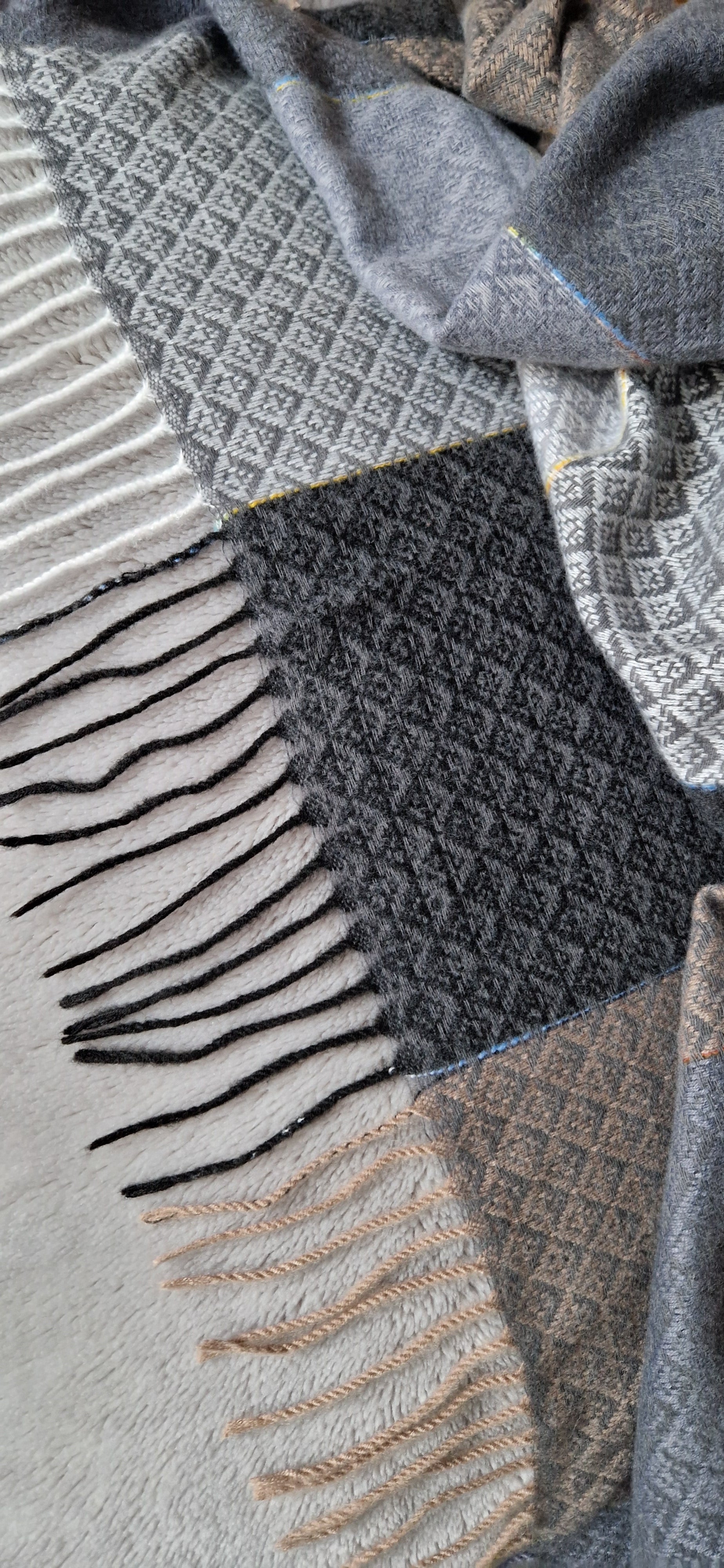 Etole carrée pour femme, chaleur et douceur, mztiere laine et viscose, motifs carreaux et franges