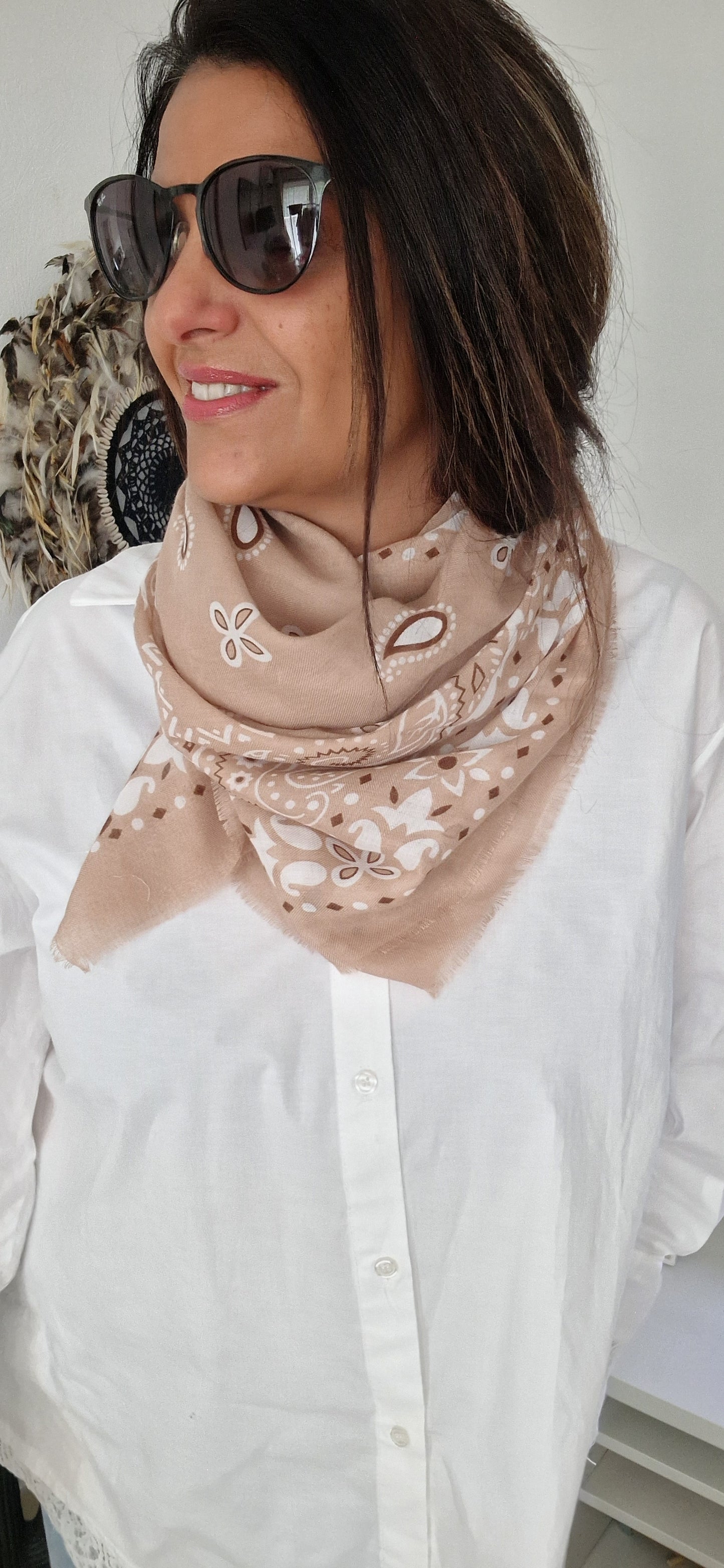 Foulard beige motif bandana 