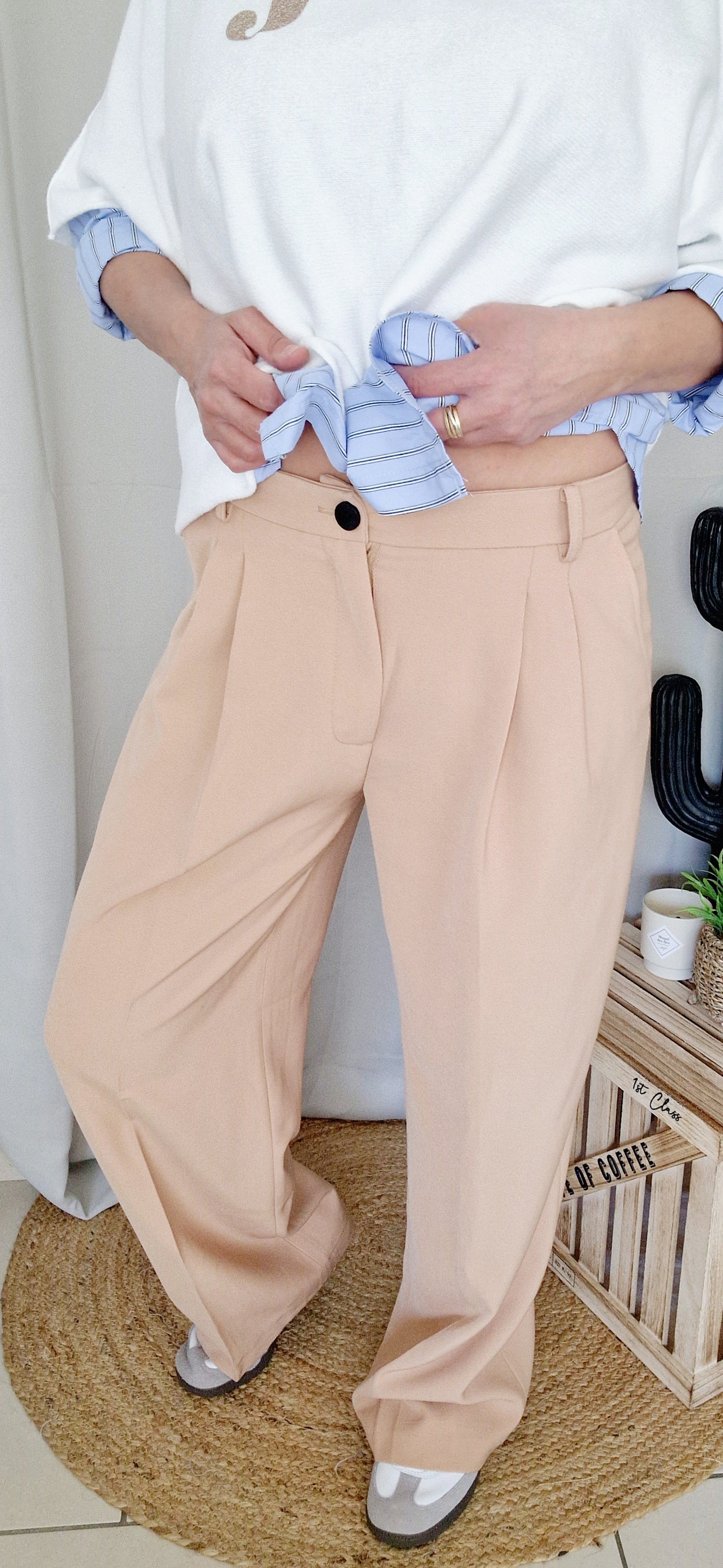 Pantalon ANAE porté de face, montrant le passant ceinture et zoom sur le bouton de fermeture