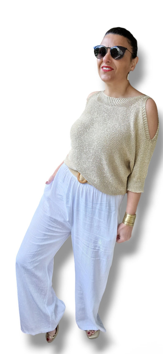 Pantalon blanc avec ceinture style paille et bois, look bohème pour femme, coupe large, droite et fluide, look estivale et tendance, tendance 2024