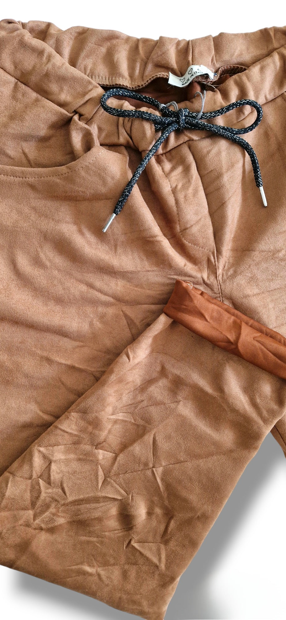Pantalon SUEDINE coloris camel, touché doux, effet froissé, ourlet satiné, taille elastiquée + cordon noir argenté taille 2 (44 au 50)