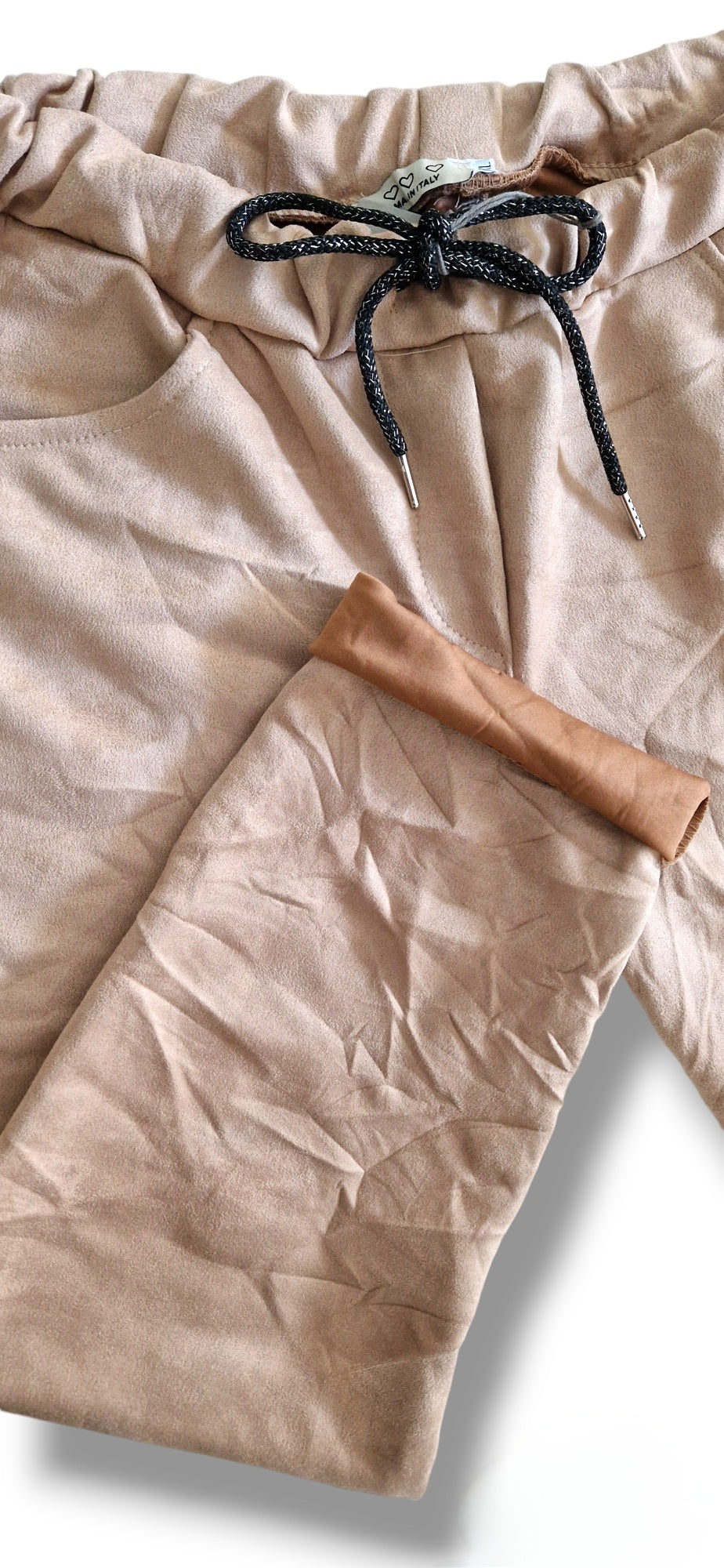 Pantalon SUEDINE coloris crème, touché doux, effet froissé, ourlet satiné, taille elastiquée + cordon noir argenté taille 2 (44 au 50)