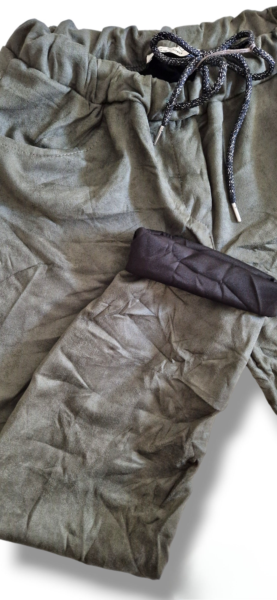 Pantalon SUEDINE coloris kaki, touché doux, effet froissé, ourlet satiné, taille elastiquée + cordon noir argenté taille 2 (44 au 50)
