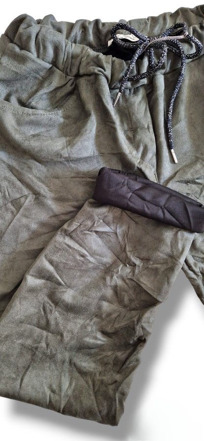 Pantalon SUEDINE coloris kaki, touché doux, effet froissé, ourlet satiné, taille elastiquée + cordon noir argenté taille 2 (44 au 50)