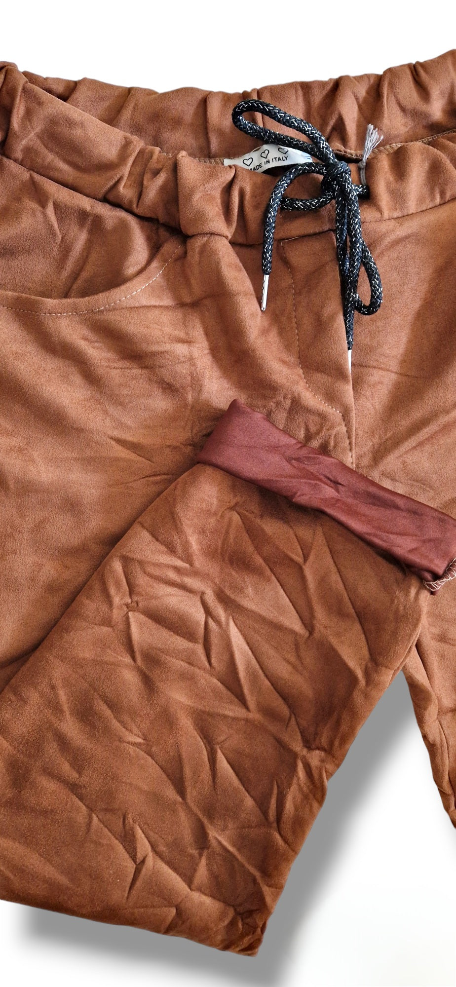 Pantalon SUEDINE coloris ocre, touché doux, effet froissé, ourlet satiné, taille elastiquée + cordon noir argenté taille 2 (44 au 50)