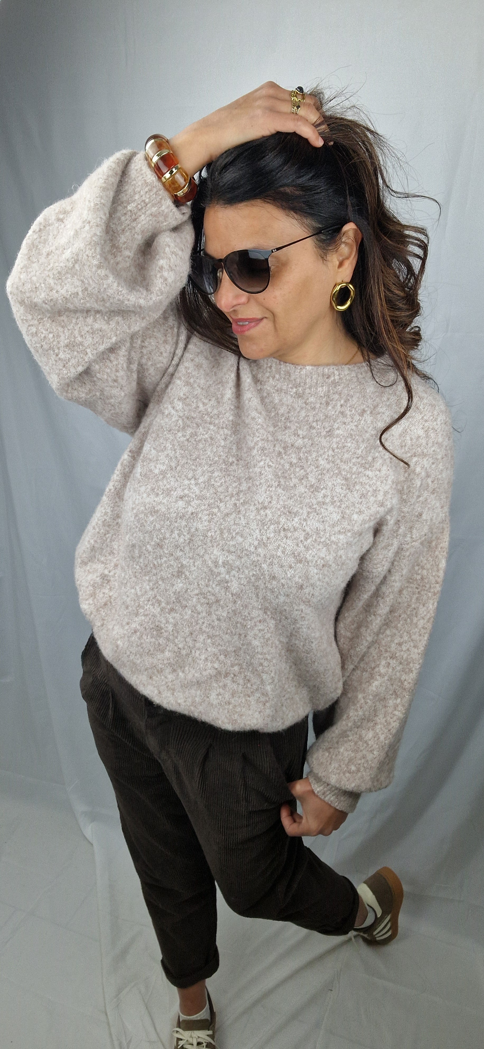Pull doux, col rond, coloris taupe pour femme décontractée