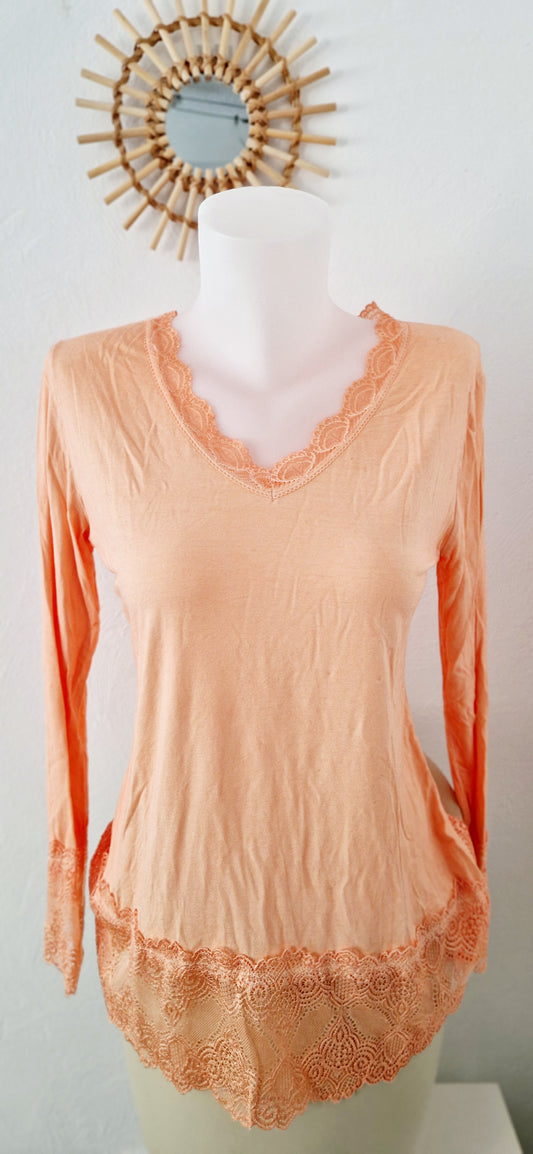Top dentelle pour femme, coloris pêche, dentelle au col, manches et bas