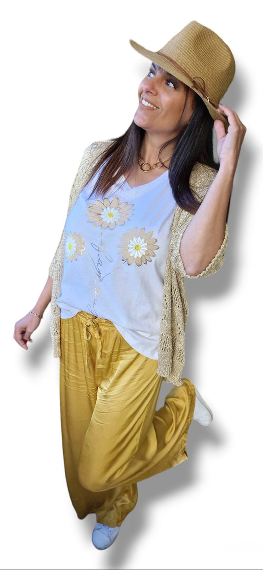 Tee-shirt blanc femme col rond manches courte, motif marguerite beige, jaune et doré, message vertical Famous, touché doux 