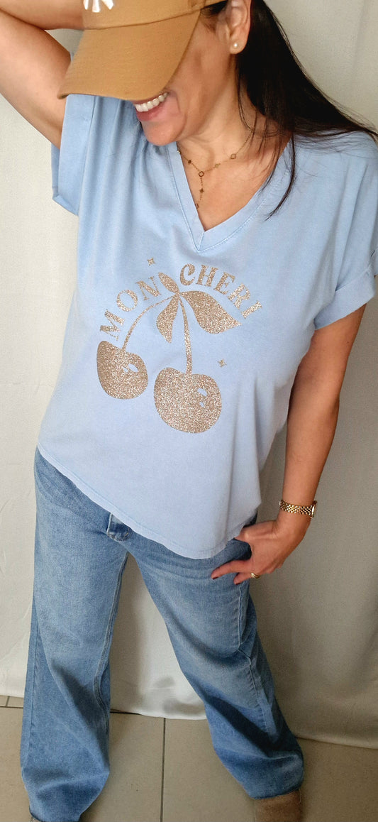 Tee shirt bleu avec motifs cerise gold sur le devant