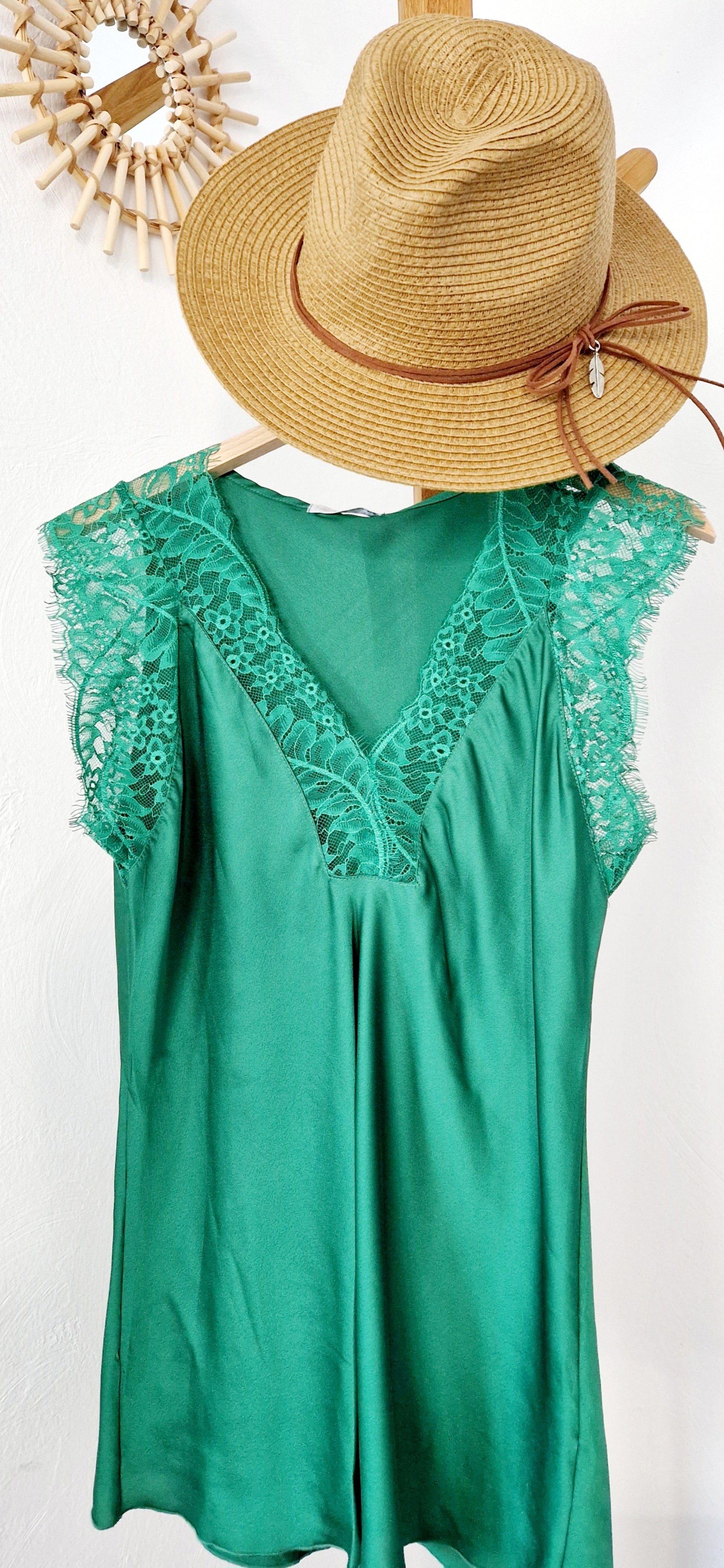 Top BASIC dentelle satinée coloris vert, col v dentelle, manches courte dentelle