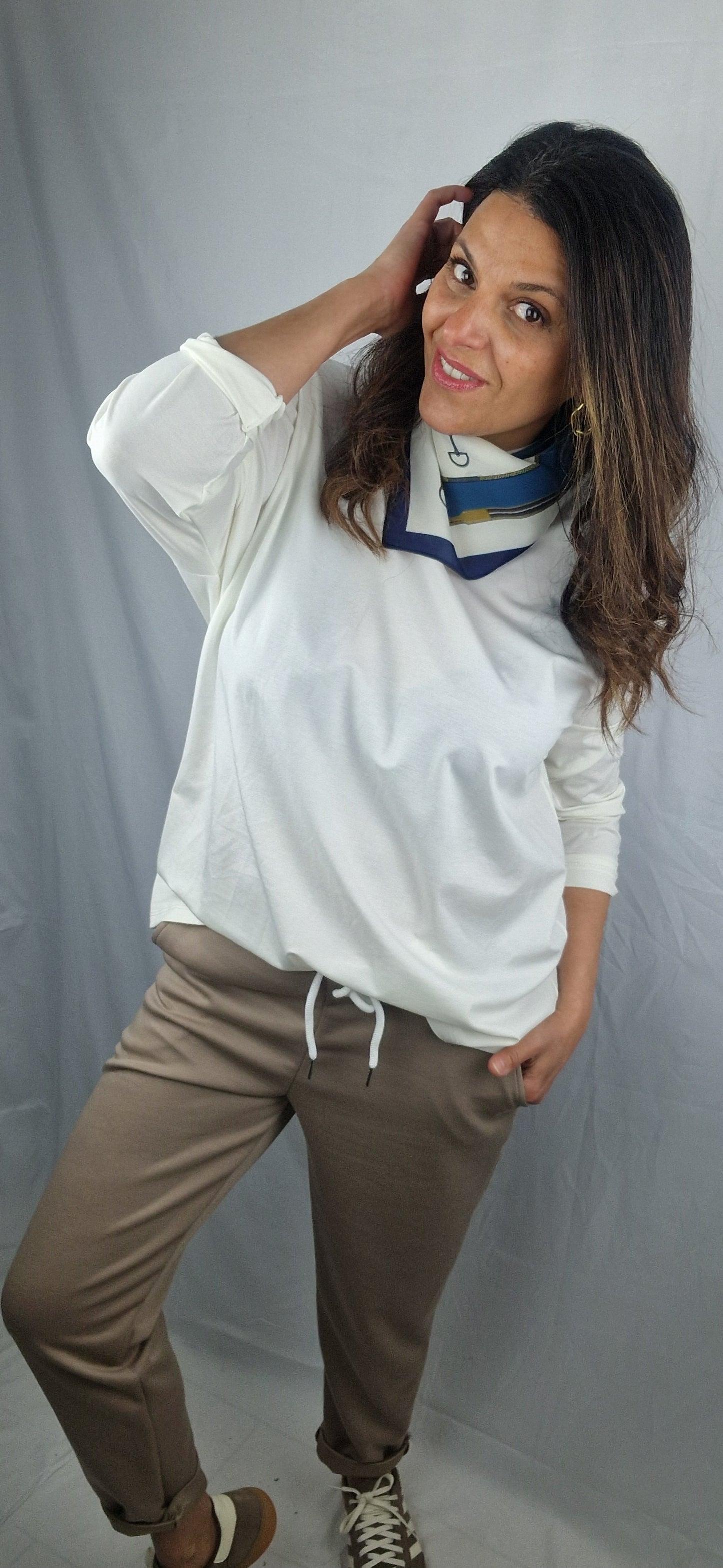 Top doux manches longues beige pour femme, col rond avec foulard,