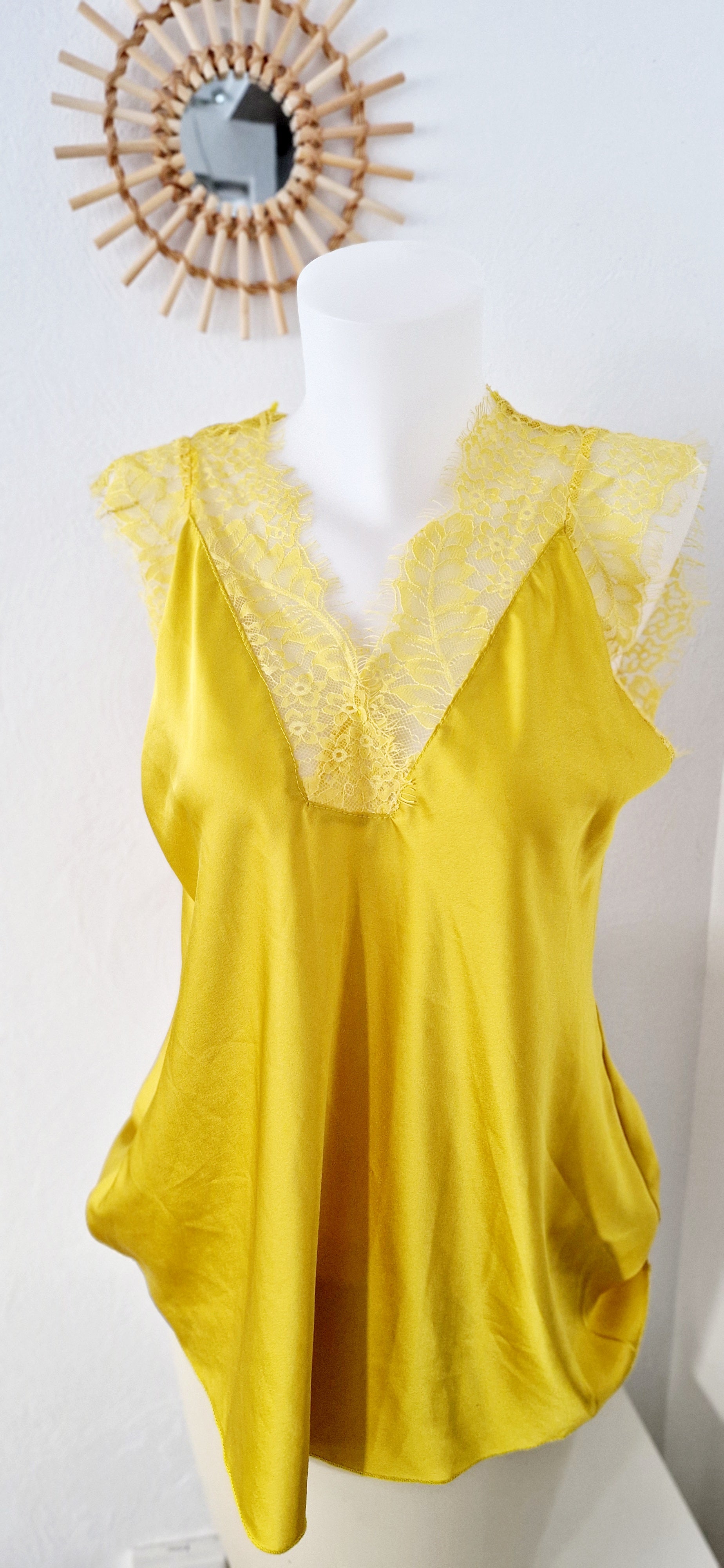 Top débardeur col dentelle satiné coloris jaune femme 