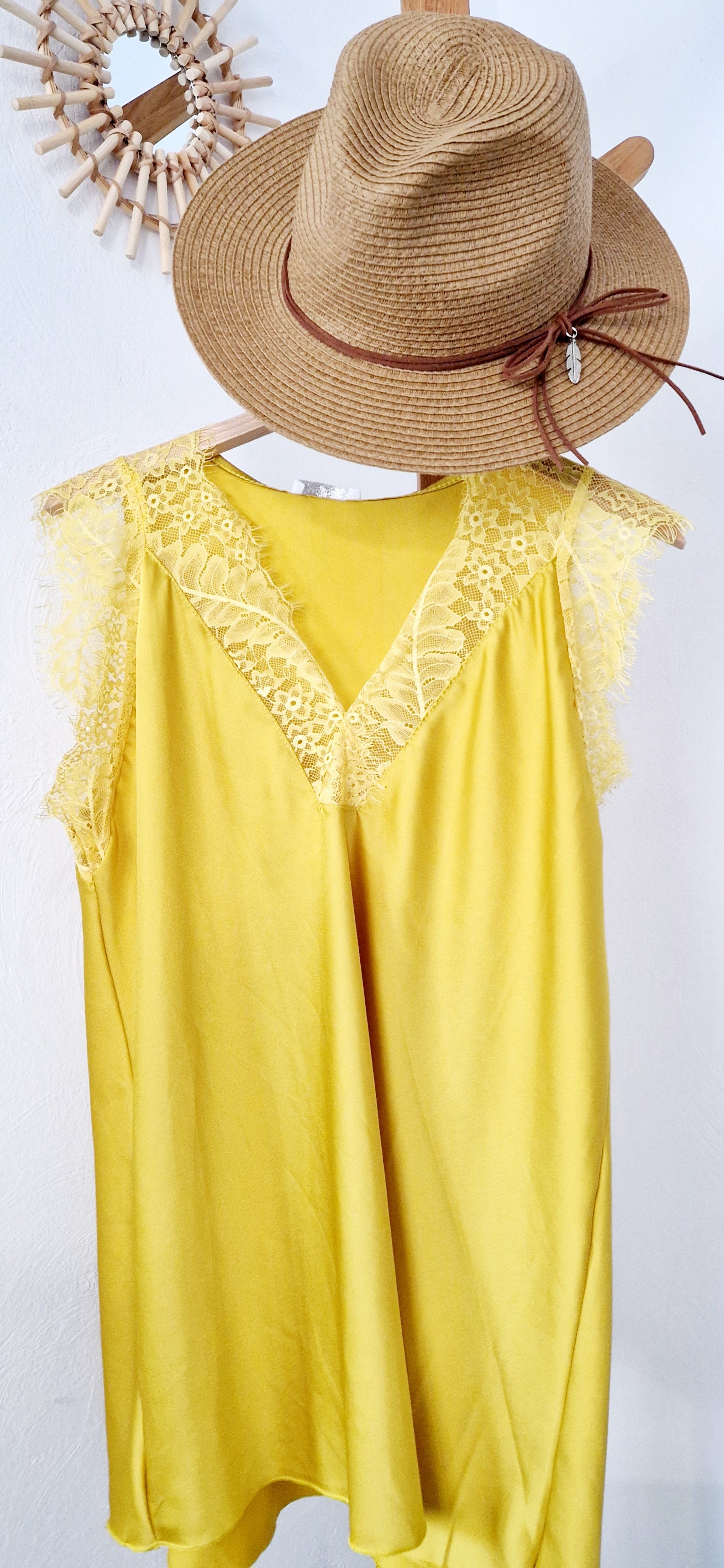 Top satinée Jaune Col v et manches courte dentelles, idéal sous un blazer, pull