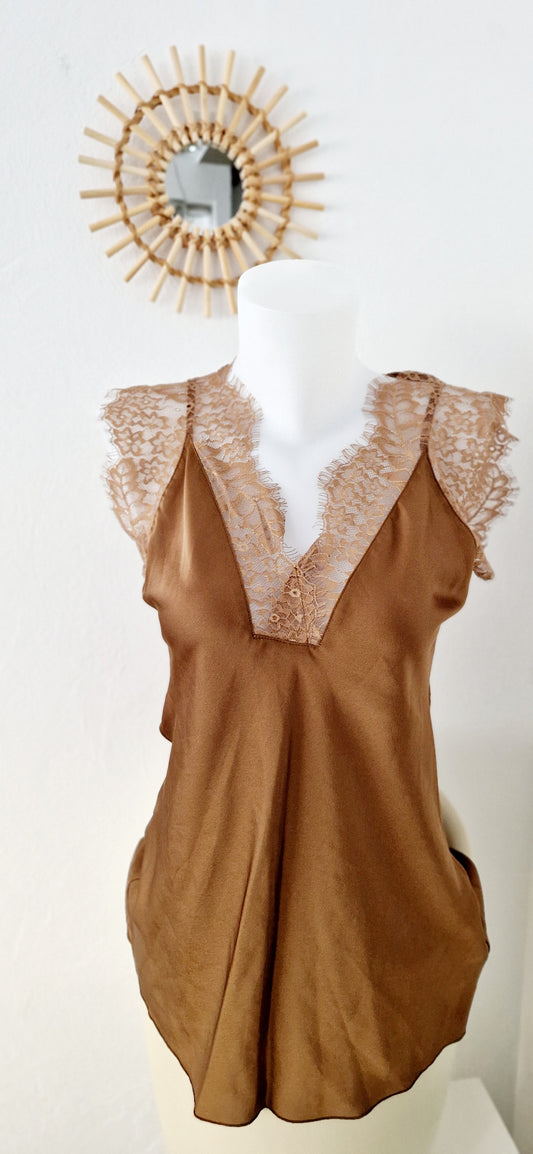 Top satinée col dentelle camel marron femme 