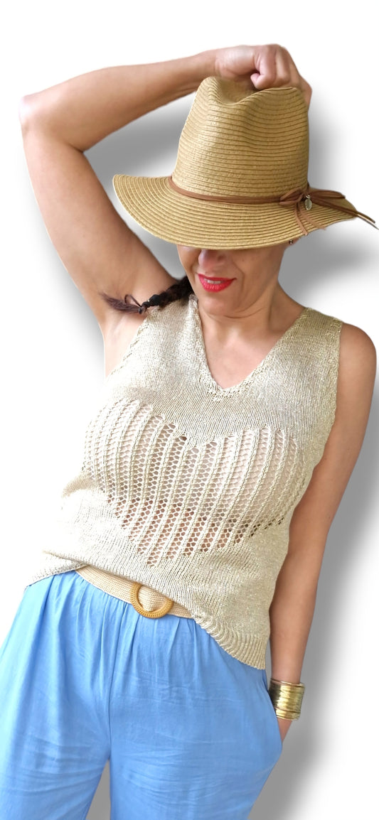 Top lurex motif coeur en broderie ajourée sur l 'avant, coupe débardeur, sans manche, col v, moulant près du corp, look bohème, look chic