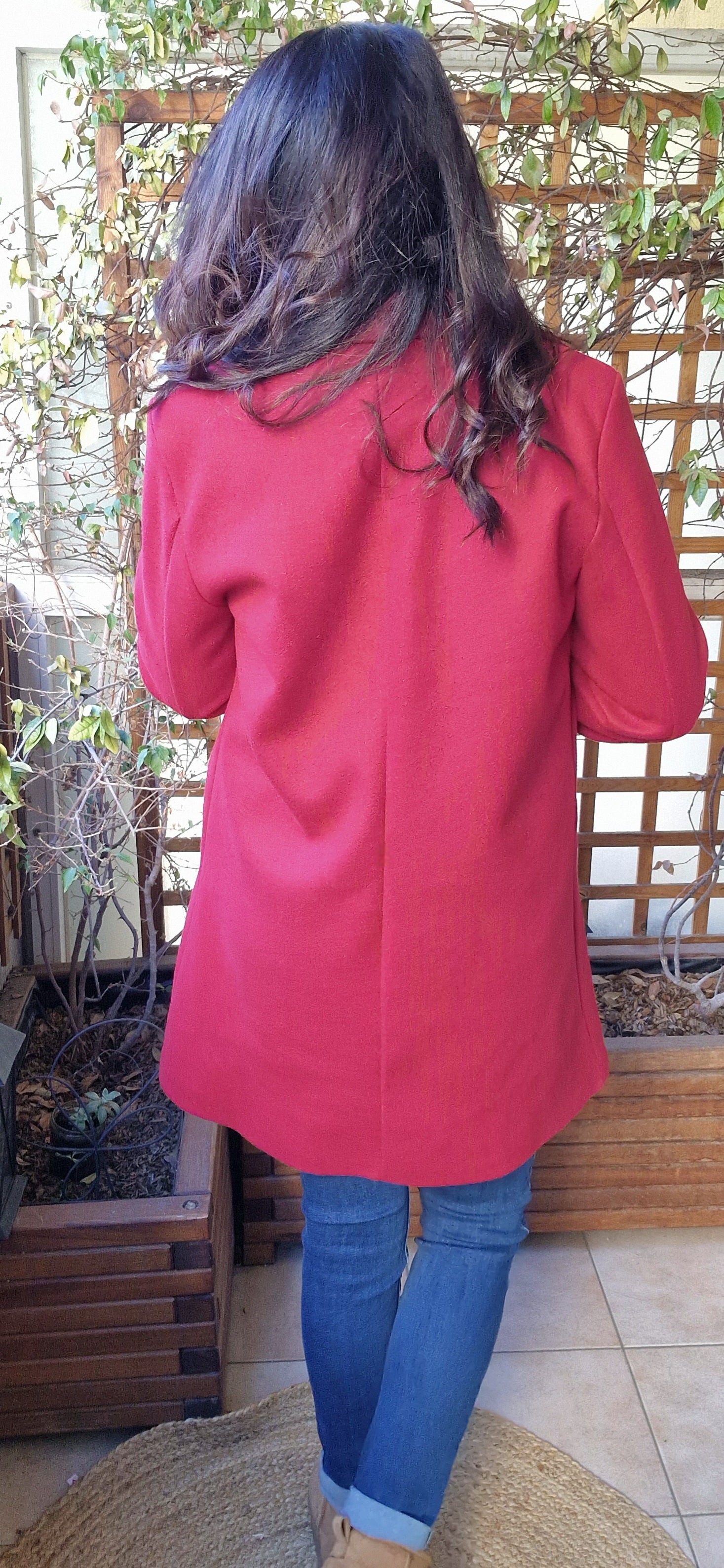Veste rouge mi-longu, avec une coupe casual habillée droite , parfaite pour toutes les saisons et les occasions.