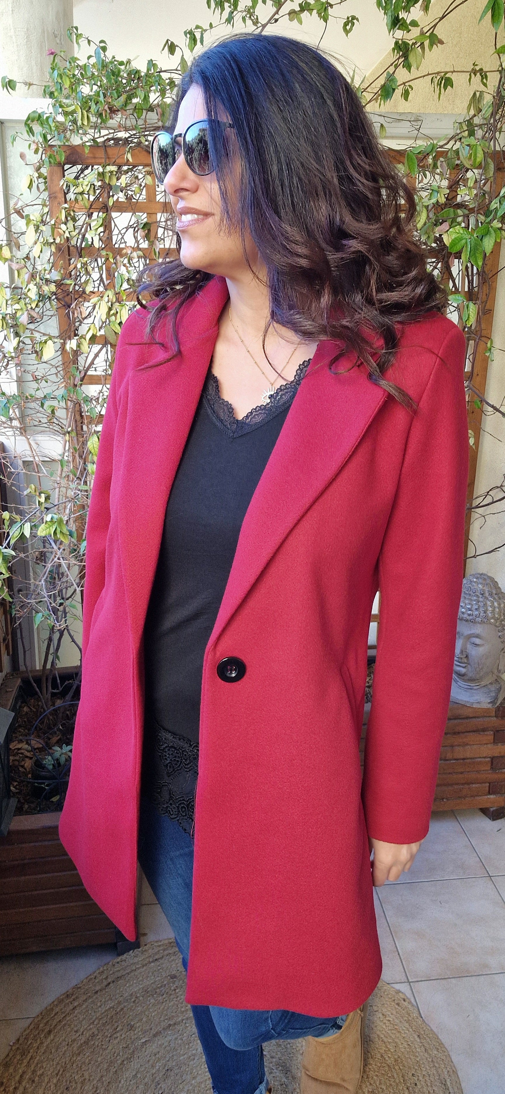 Veste mi-longue rouge, parfaite pour un look casual chic, idéale pour des occasions habillées et décontractées.