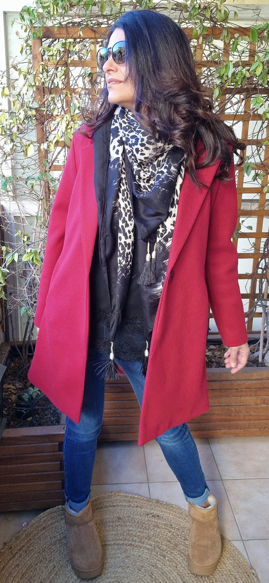 Veste mi-longue rouge, alliant style casual et habillée, pour une allure élégante et confortable.