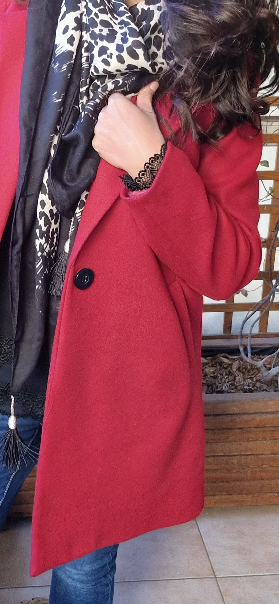 Veste mi-longue rouge casual habillée, un vêtement versatile pour un look moderne et sophistiqué.