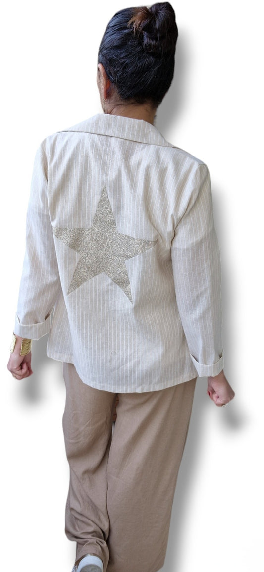 veste blazer légère, étoile doré dans le dos, trois étoiles dorées sur la poche fictive gauche, rayure fines blanche, look décontracté 