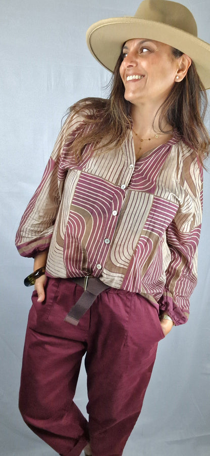 blouse bordeaux beige et camel, couleurs légèrement asymétriques pour un style raffiné et décontracté
