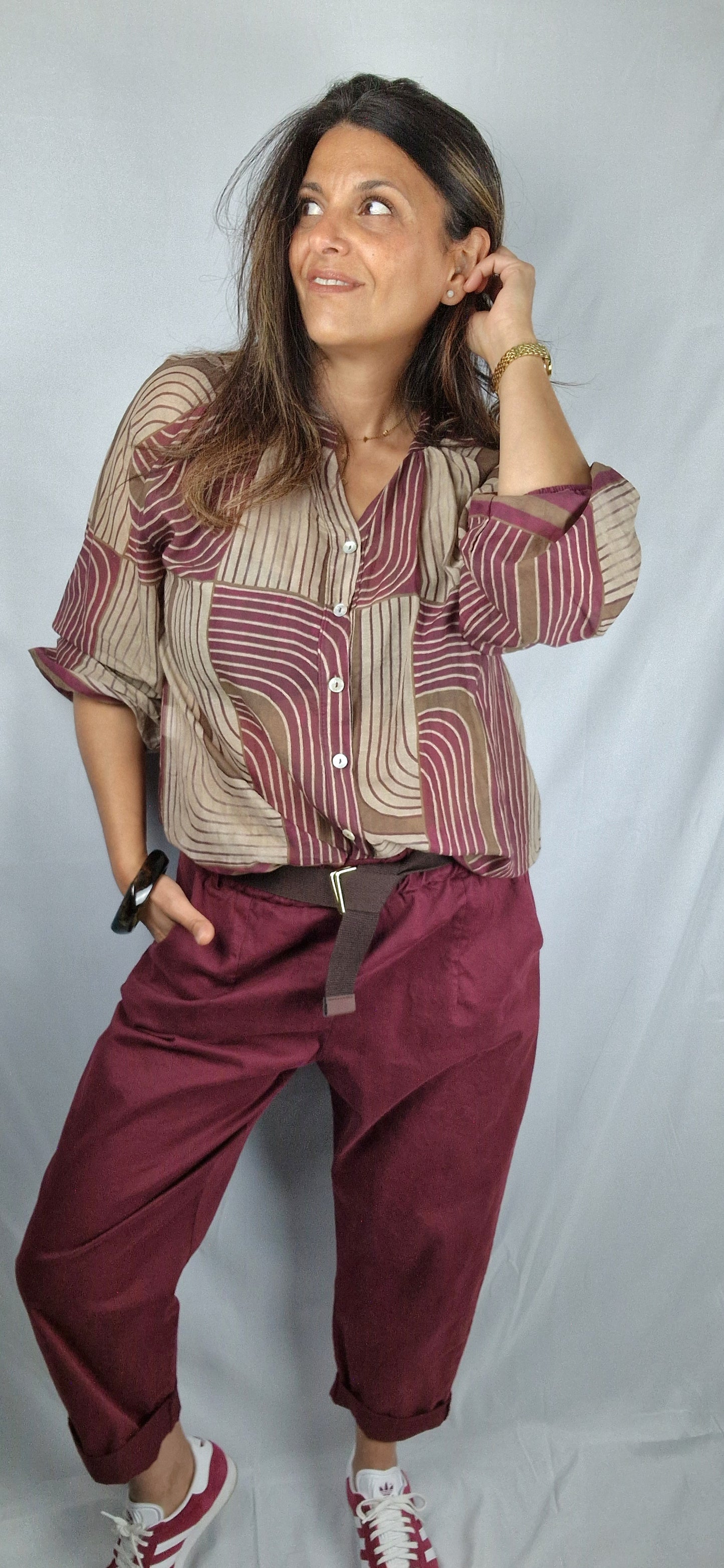 Blouse bordeaux beige et camel avec boutons sur l'avant et style élégant