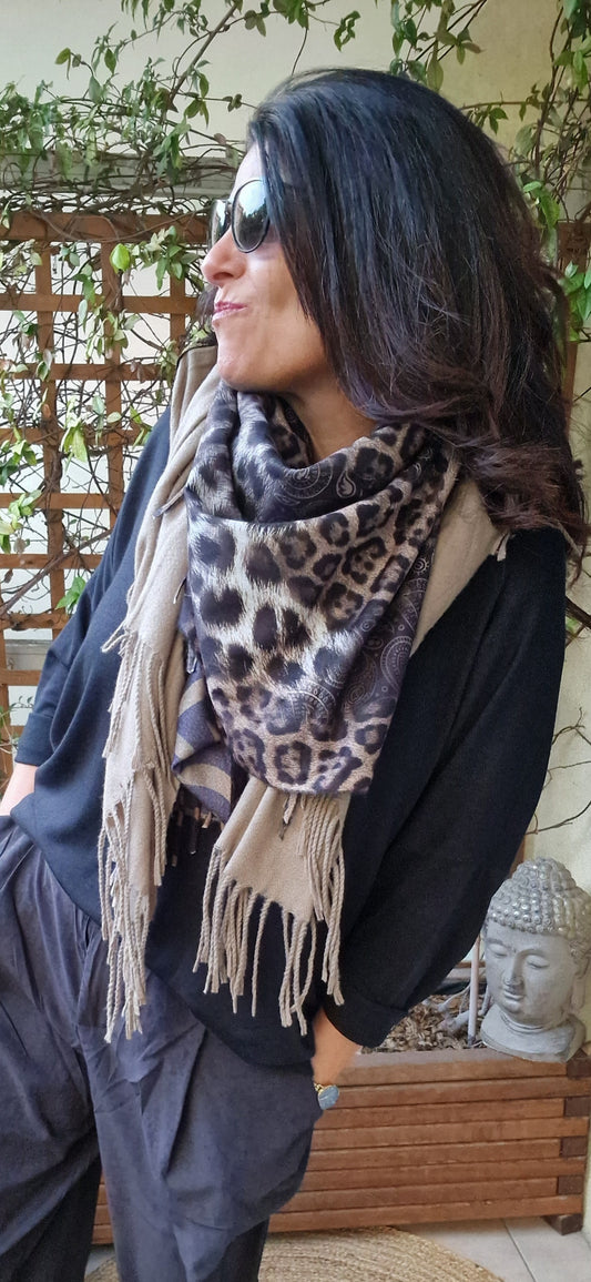 Foulard coloris beige et noir, 4 motifs leopard et zebré, 130x130, viscose et laine, franges