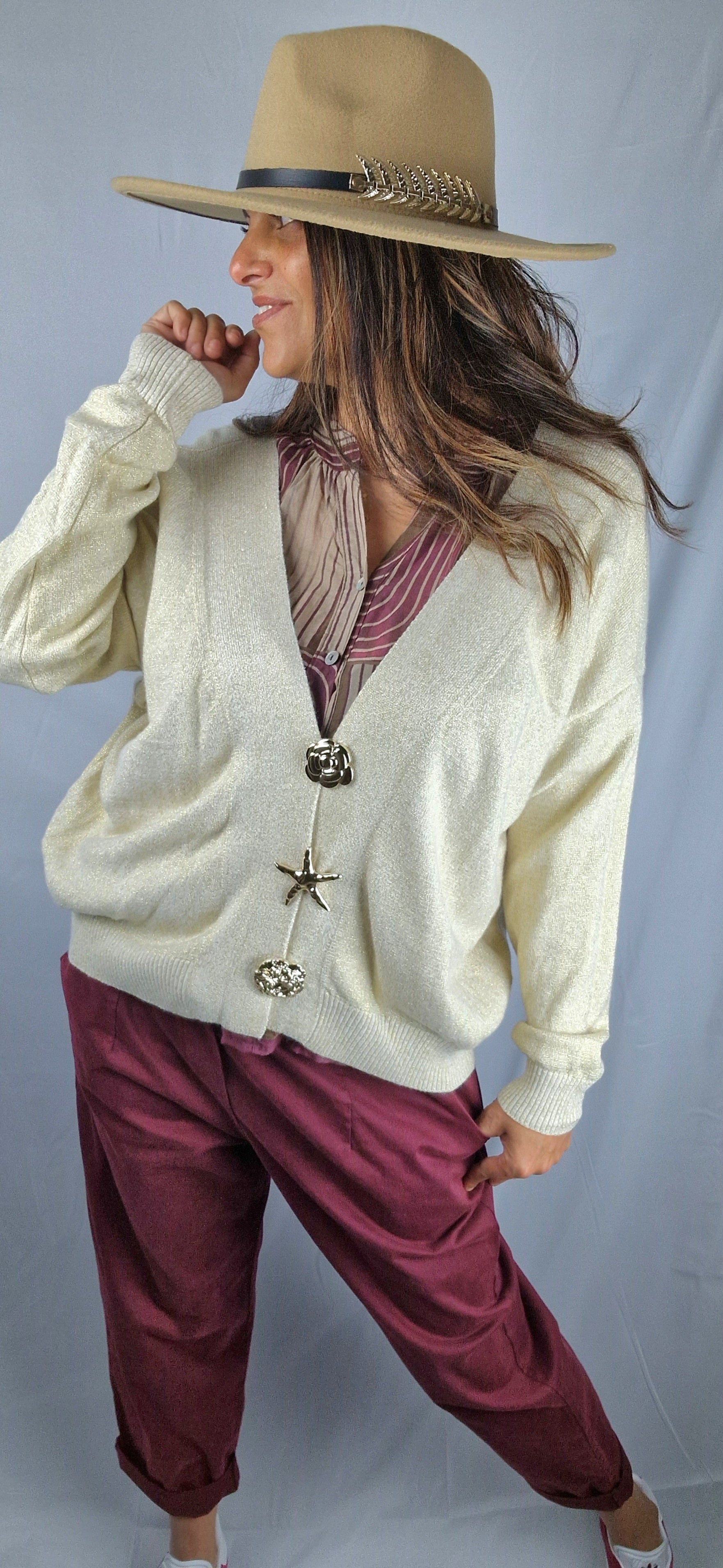 Gilet en lurex coloris écru pour femme avec broches dorées