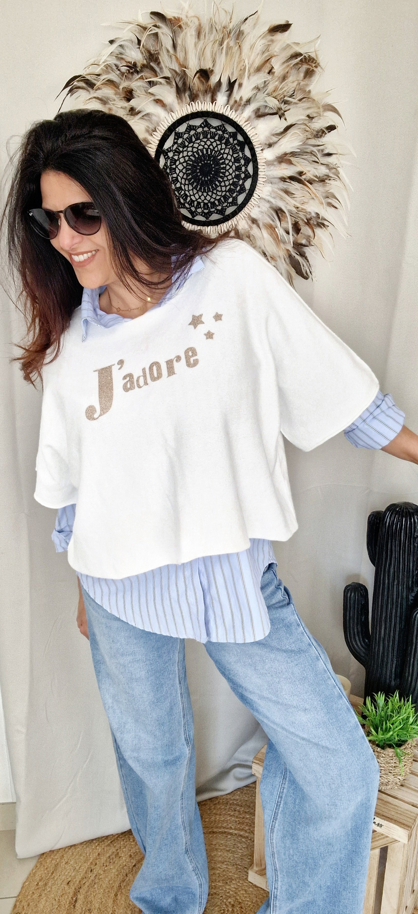 Pull col rond, coupe large et courte, manches mi longues, coloris blanc cassé