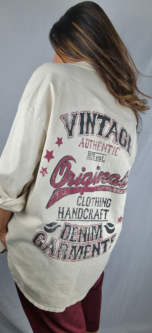 Surchemise longue beige et stylé affirmé, poches avant et col chemise classique, tissu type jean