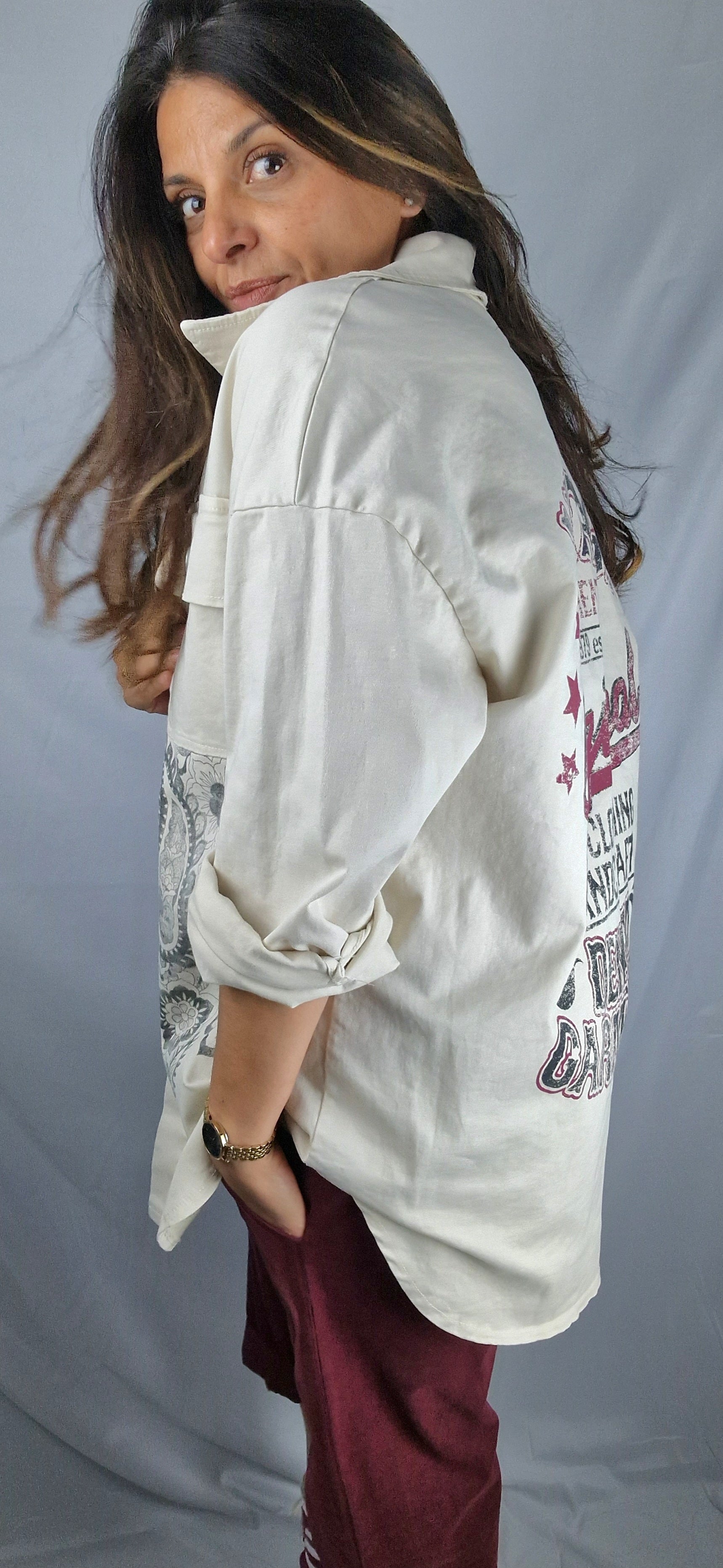 Surchemise longue coloris beige, avec motifs paisley gris foncé sur la manche droite