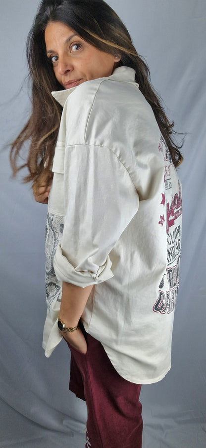 Surchemise longue coloris beige, avec motifs paisley gris foncé sur la manche droite
