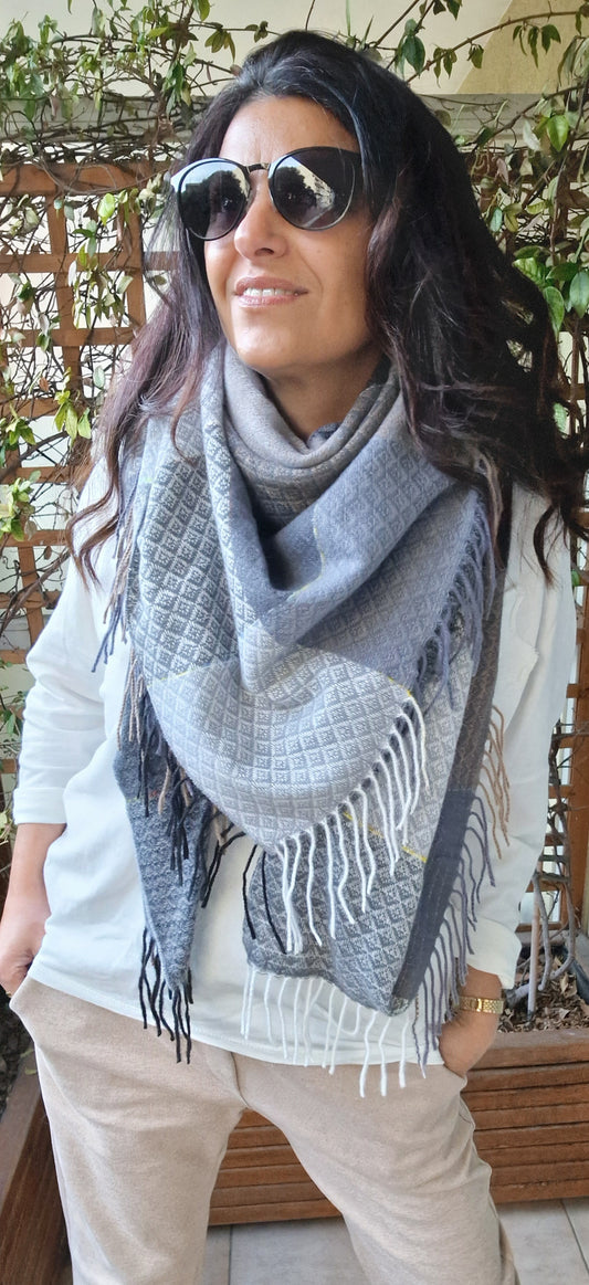 Etoles à franges coloris gris et blanc, douce et chaude pour femme